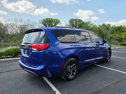 Used 2018 Chrysler Pacifica Touring-L Plus w/ S Appearance Package FWD image 7
