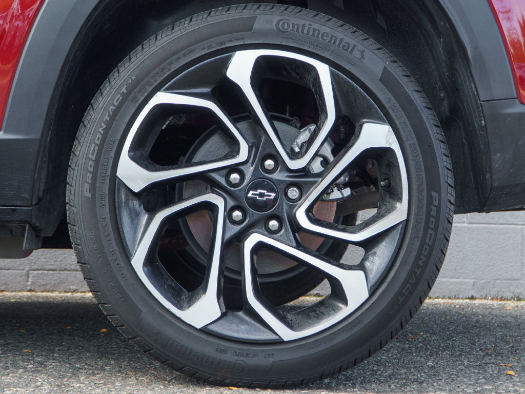 Used 2025 Chevrolet Trax RS w/ Sunroof Package FWD image 13