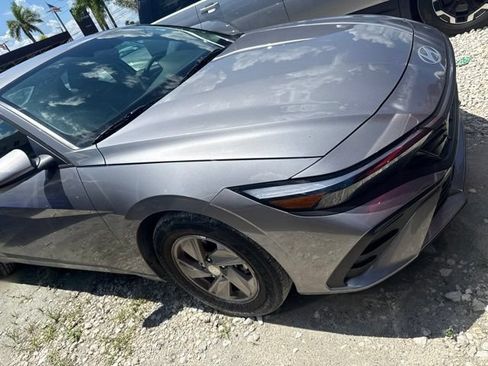 Used 2025 Hyundai Elantra SE FWD image 4