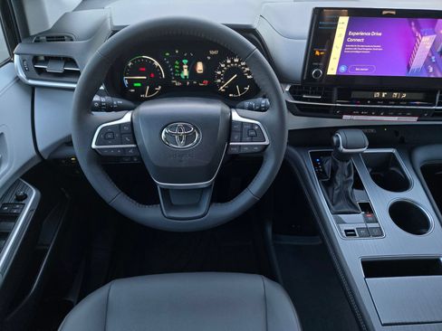 Certified 2026 Toyota Sienna XLE FWD image 13