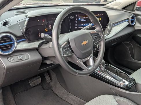Used 2025 Chevrolet Trax LT w/ LT Convenience Package FWD image 31
