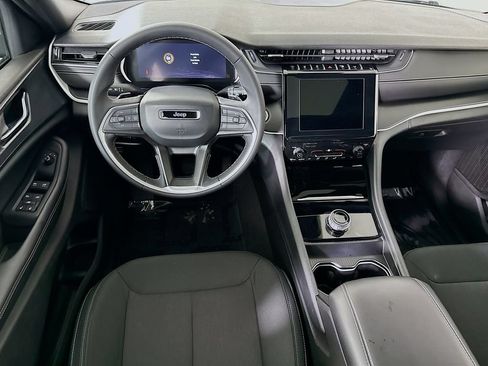 Used 2025 Jeep Grand Cherokee Laredo X AWD/4WD image 4