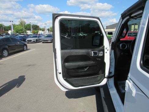 Used 2020 Jeep Gladiator Overland AWD/4WD image 8