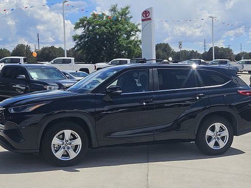Used 2023 Toyota Highlander L FWD image 21
