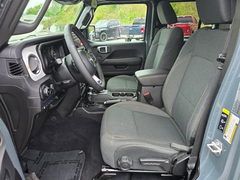 Used 2025 Jeep Wrangler Unlimited Sahara AWD/4WD image 4