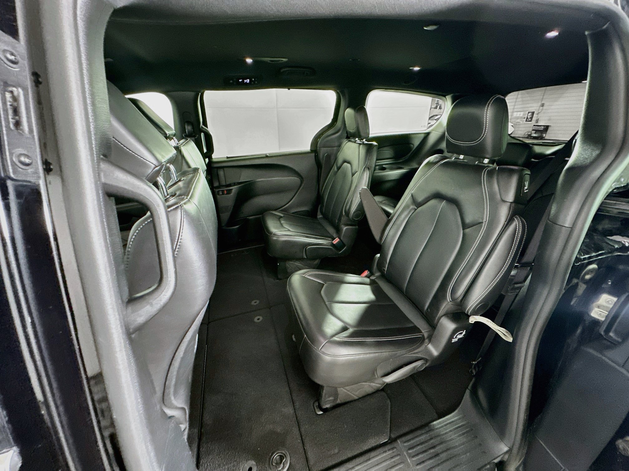 Used 2025 Chrysler Pacifica Select FWD image 27