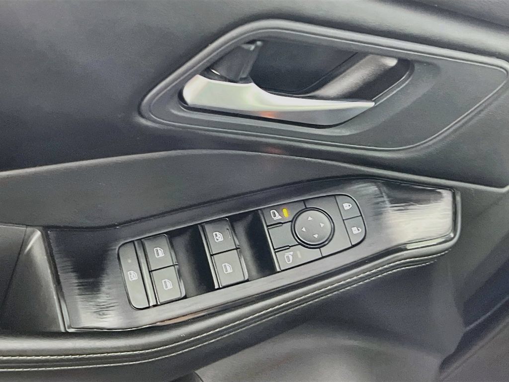 Used 2025 Nissan Rogue SV FWD image 14