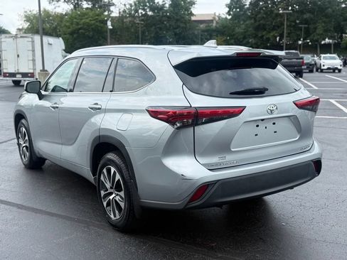 Used 2022 Toyota Highlander XLE AWD/4WD image 5