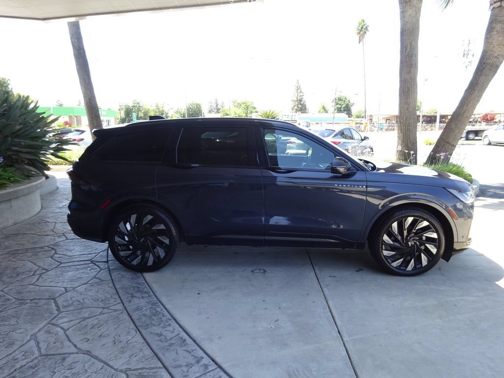 Used 2024 Lincoln Nautilus Reserve w/ Jet Appearance Package (87T) AWD/4WD image 8