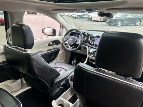 Used 2023 Chrysler Pacifica Limited FWD image 22