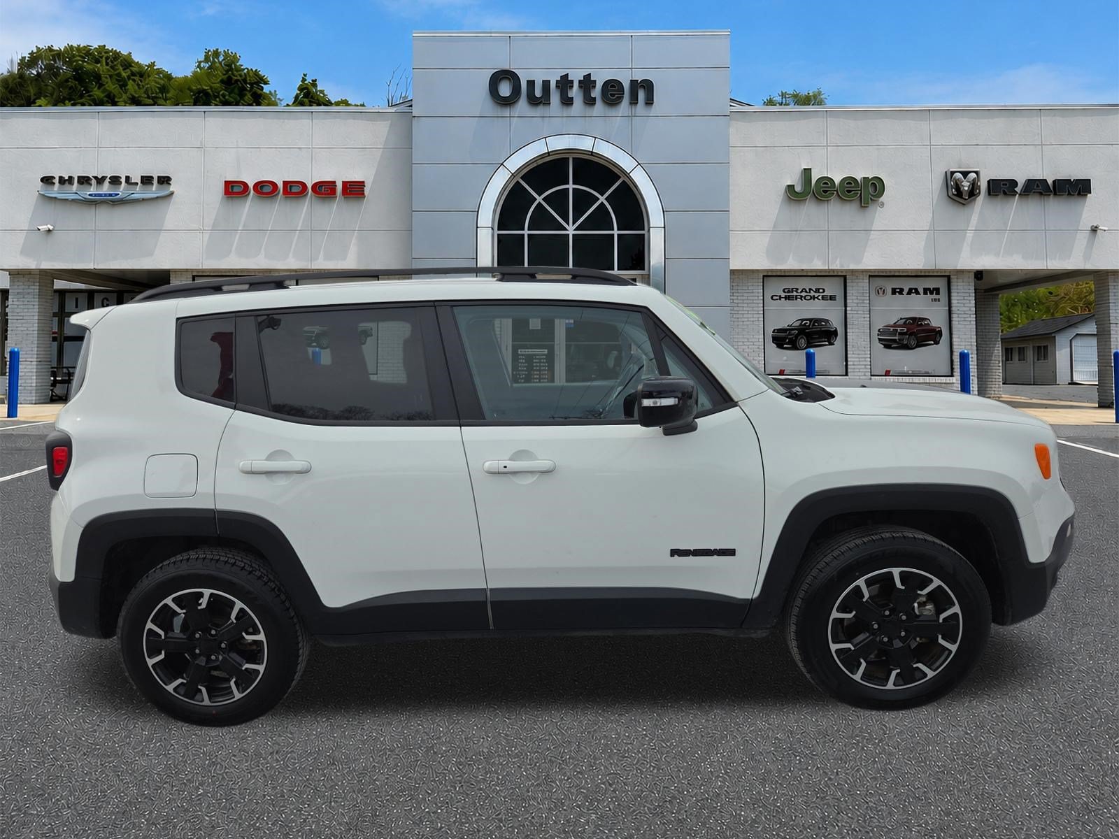 Certified 2023 Jeep Renegade Latitude AWD/4WD image 2