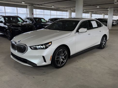Used 2025 BMW i5 eDrive40i w/ Premium Package RWD image 4