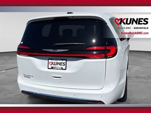 Used 2025 Chrysler Pacifica Select FWD image 8