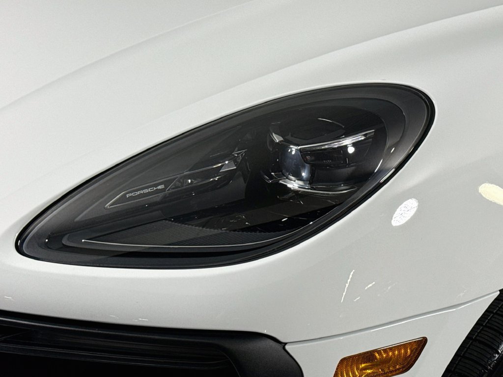 Certified 2025 Porsche Macan AWD/4WD image 28