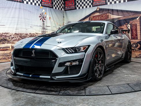 Used 2022 Ford Mustang Shelby GT500 w/ Carbon Fiber Track Pack image 2