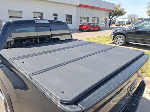 Used 2022 Toyota Tacoma Limited image 17