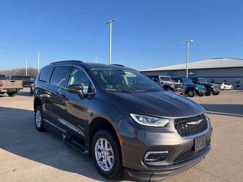 Used 2022 Chrysler Pacifica Touring-L FWD image 3
