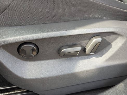 Used 2018 Volkswagen Tiguan SEL AWD/4WD image 27