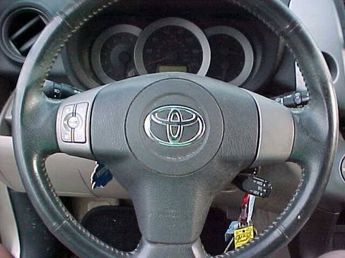 Used 2006 Toyota RAV4 Limited AWD/4WD image 23
