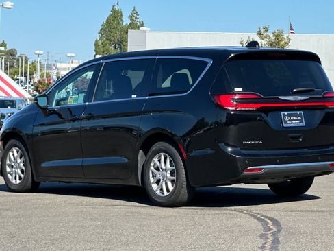 Used 2024 Chrysler Pacifica Touring-L FWD image 7
