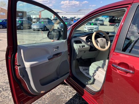 Used 2012 Toyota Sienna XLE FWD image 9