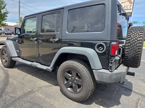 Used 2012 Jeep Wrangler Unlimited Rubicon w/ Dual Top Group AWD/4WD image 8