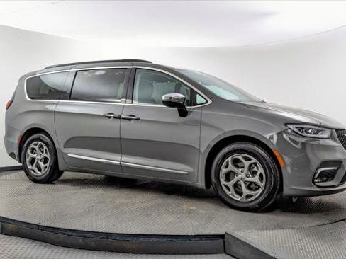 Used 2023 Chrysler Pacifica Limited image 11