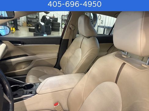 Used 2020 Toyota Camry XLE image 11