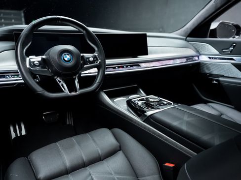 Used 2024 BMW i7 xDrive60 w/ Executive Package image 2