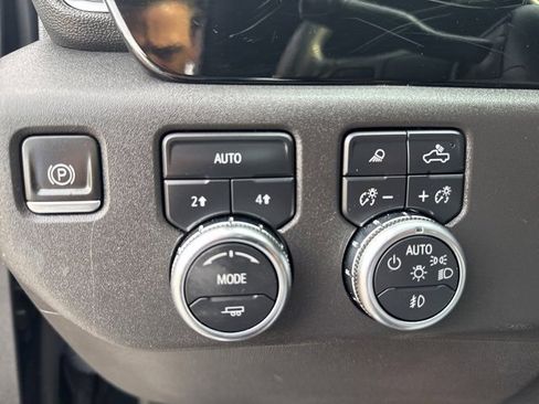 Used 2024 GMC Sierra 1500 SLT image 17