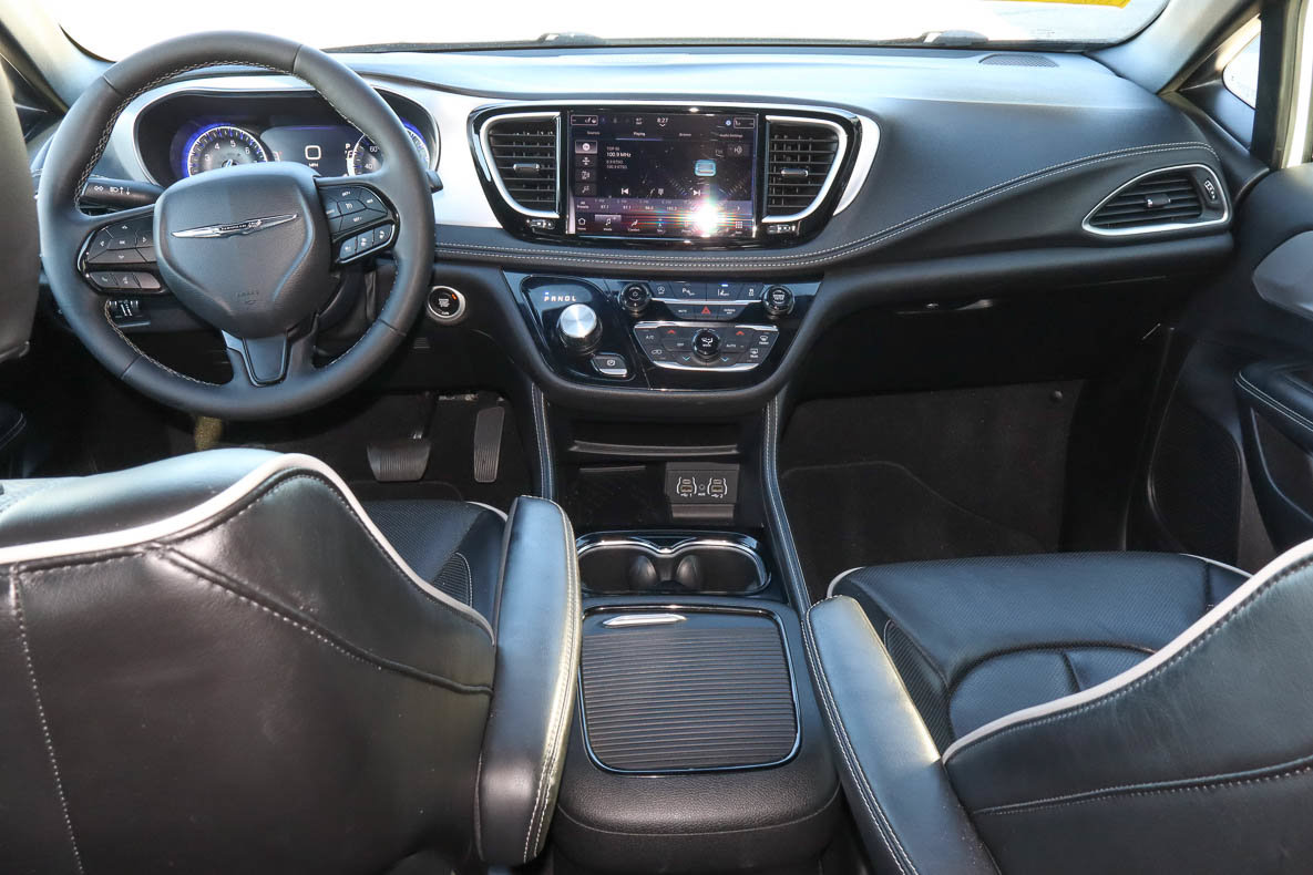 Used 2025 Chrysler Pacifica Limited FWD image 11