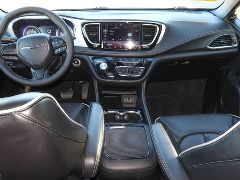 Used 2025 Chrysler Pacifica Limited FWD image 11