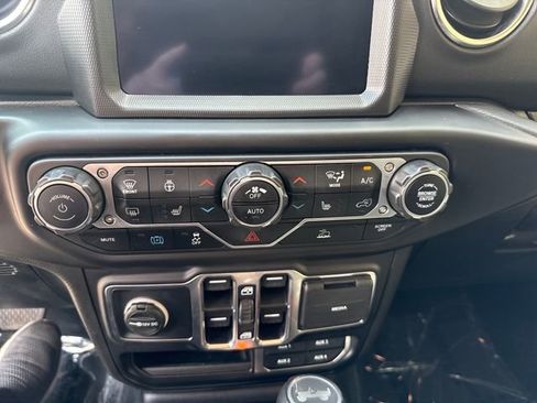 Used 2022 Jeep Wrangler Unlimited Sahara w/ Cold Weather Group AWD/4WD image 15