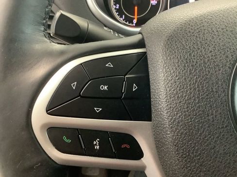 Used 2018 Jeep Cherokee Latitude Plus w/ Cold Weather Group AWD/4WD image 16