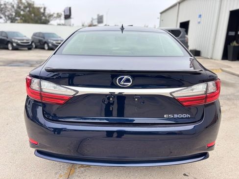 Used 2017 Lexus ES 300h image 4