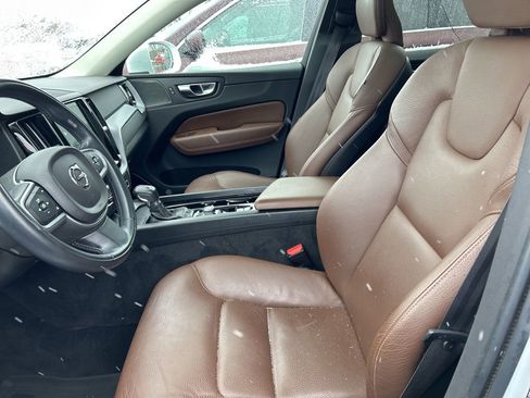 Used 2019 Volvo XC60 T6 Momentum w/ Advanced Package image 11