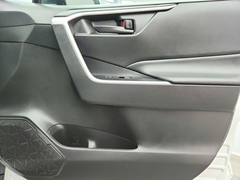 Used 2021 Toyota RAV4 LE AWD/4WD image 26