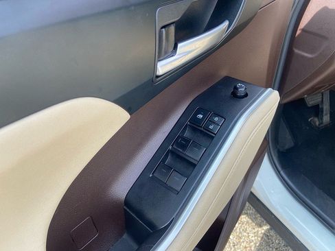 Used 2021 Toyota Highlander XLE AWD/4WD image 11