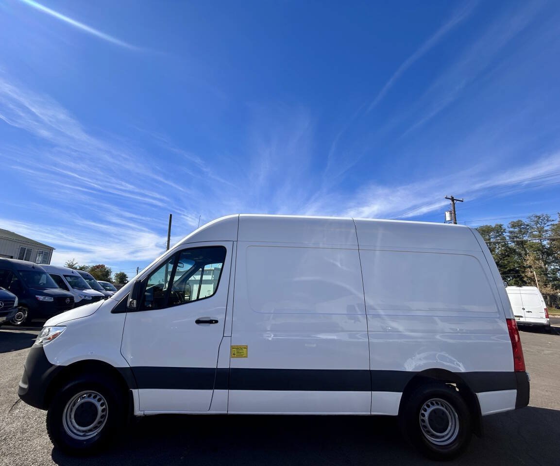 Used 2021 Freightliner Sprinter 2500 RWD image 2