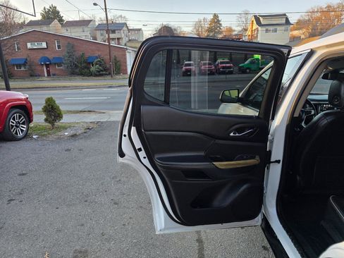 Used 2019 GMC Acadia Denali image 13