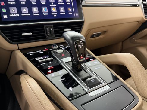 Certified 2023 Porsche Cayenne Platinum Edition image 37