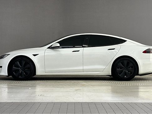 Used 2022 Tesla Model S AWD image 2
