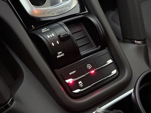 Used 2018 Porsche Cayenne Platinum Edition w/ Premium Package Plus image 38