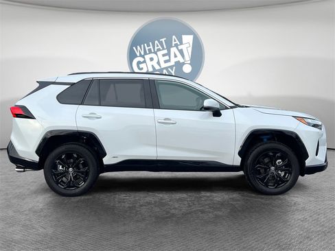 Used 2025 Toyota RAV4 SE image 2