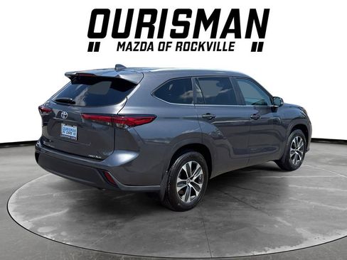 Used 2023 Toyota Highlander XLE AWD/4WD image 6