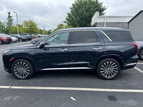 Used 2024 Hyundai Palisade Calligraphy FWD image 2