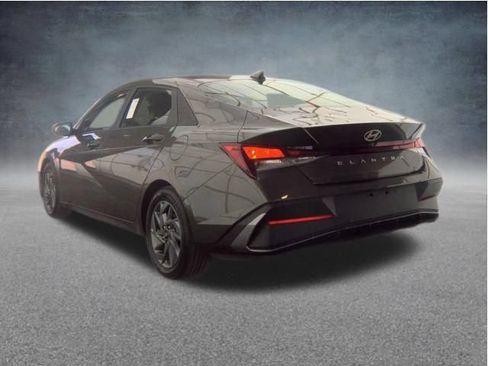 Used 2024 Hyundai Elantra SEL FWD image 5