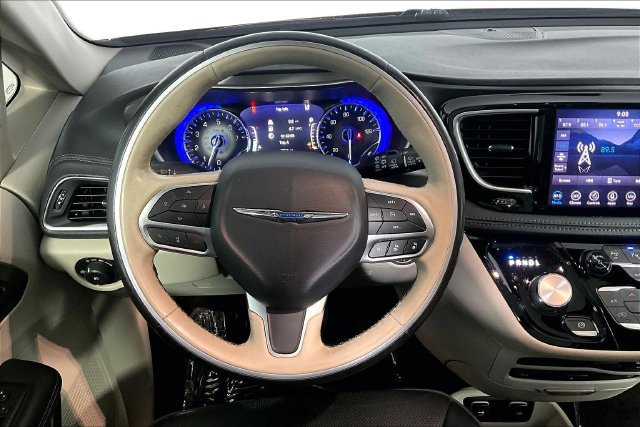 Used 2019 Chrysler Pacifica Limited w/ Tire & Wheel Group FWD image 7