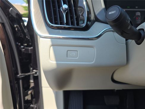 Used 2024 Volvo XC60 B5 Plus AWD/4WD image 33