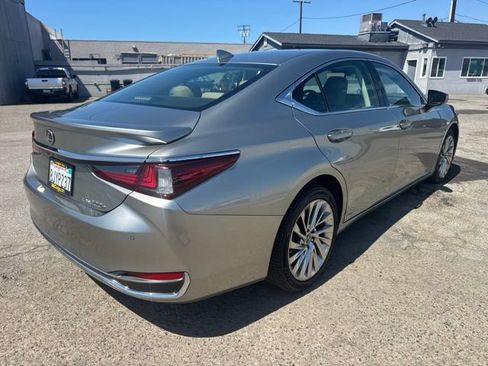 Used 2019 Lexus ES 300h w/ Accessory Package 2 FWD image 4